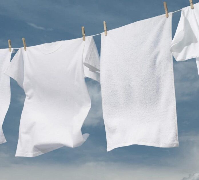 Λευκά ρούχα: Το μυστικό που πρέπει να γνωρίζει κάθε νοικοκυρά για να αστράφτουν και να μοσχοβολάνε