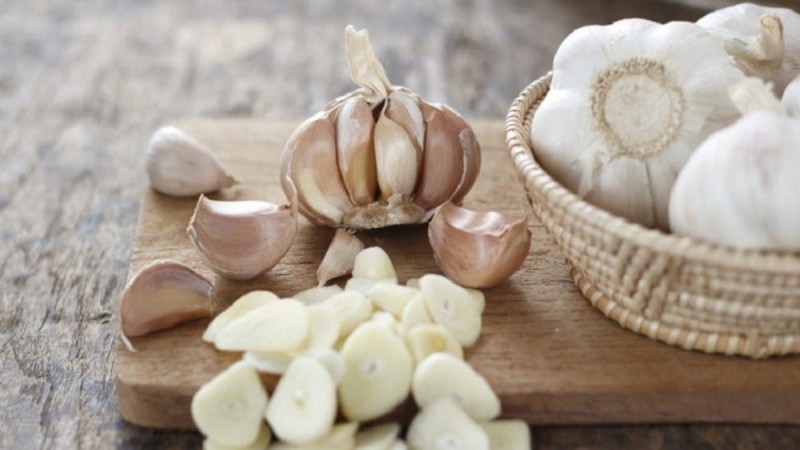 Απίστευτο: Δείτε τι θα γίνει εάν βάλετε ψιλοκομμένο σκόρδο στα πέλματά σας