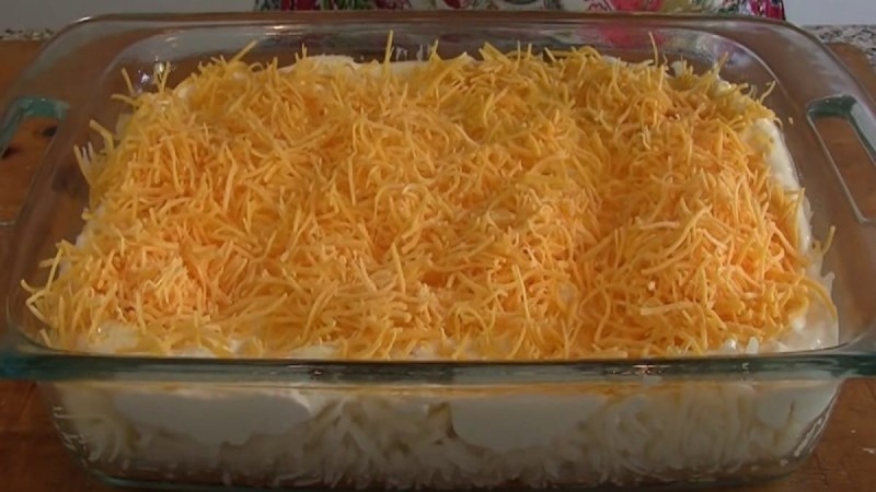 Φαγητό «σκάνδαλο»: Τρίβει τυρί πάνω από πατάτες και τα βάζει στο φούρνο - Το αποτέλεσμα... εκπληκτικό!