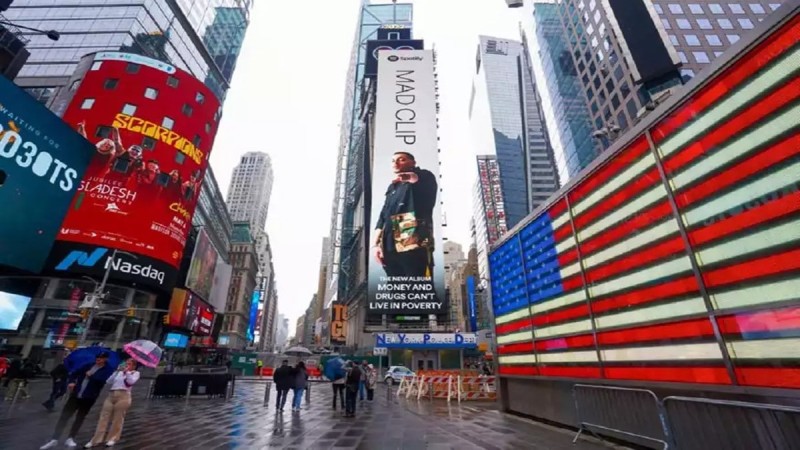 Mad Clip: Mπήκε σε billboard στην Times Square της Νέας Υόρκης!