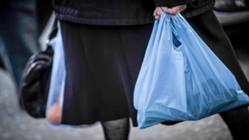 «Φόρος ανακύκλωσης» σε προϊόντα με πλαστική συσκευασία - Τι αλλάζει από 1η Ιουνίου