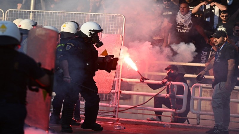 Τελικός Κυπέλλου Ελλάδας: 17 συλλήψεις μετά τις εικόνες ντροπής - Τον γύρο του διαδικτύου κάνουν οι συμπλοκές σώμα με σώμα στο γήπεδο (photos)