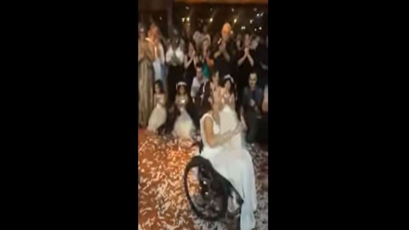 Ζεϊμπέκικο από νύφη σε αμαξίδιο - Άξιο θαυμασμού: Από τις ομορφότερες στιγμές που έχετε δει! (video)