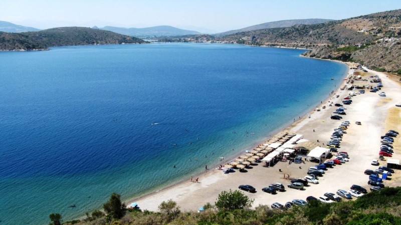 Η κρυφή παραλία με το απέραντο γαλάζιο που απέχει 2 ώρες από την Αθήνα και πρέπει οπωσδήποτε να επισκεφτείς