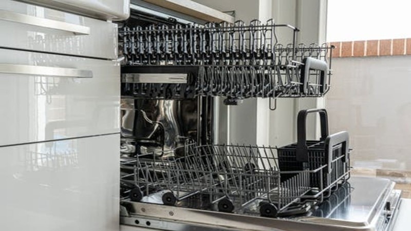 Τα κόλπα της μαμάς: Τα 3 βήματα που καθαρίζουν αποτελεσματικά το πλυντήριο πιάτων