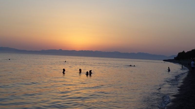 Ο αμμουδένιος θησαυρός της Καλαμάτας: Η παραλία που πρέπει οπωσδήποτε να επισκεφτείς αν βρεθείς στη Μεσσηνία