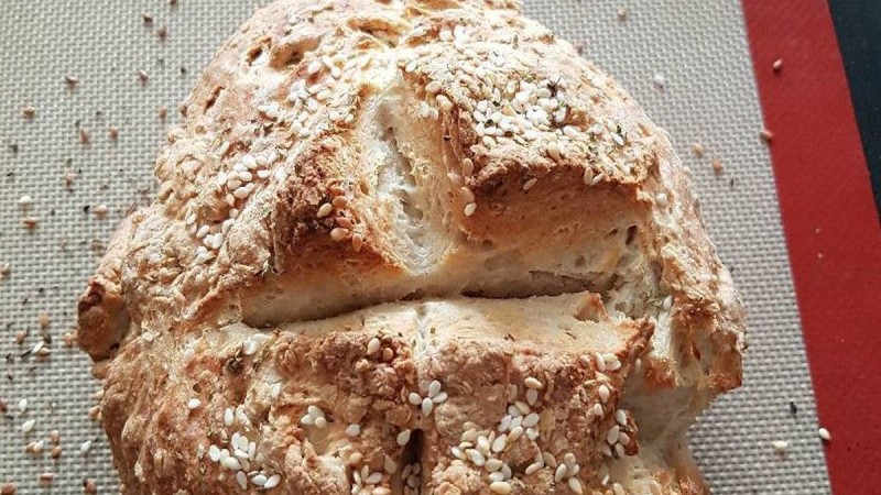 Ανακατέψτε μαγειρική σόδα και γιαούρτι και φτιάξτε το πιο αφράτο ψωμί που φάγατε ποτέ