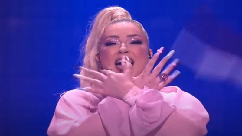 Eurovision 2022: Η τραγουδίστρια της Αλβανίας σχημάτισε με τα χέρια της τον αετό (video)