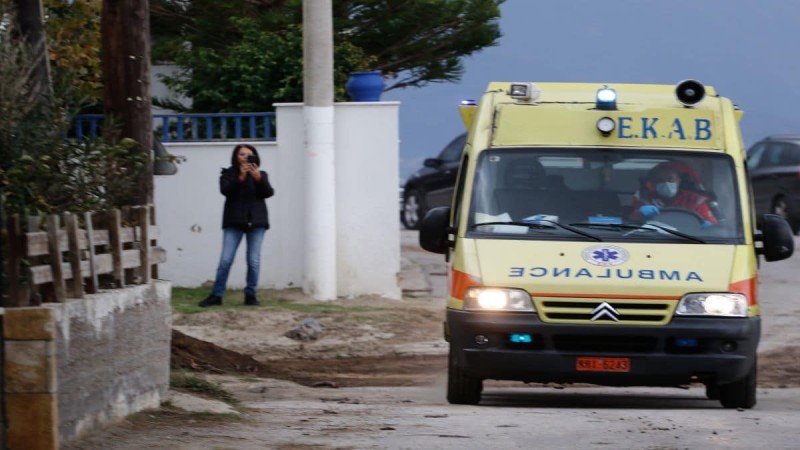 Σοκ στον Βόλο: Άνδρας έπεσε νεκρός ενώ περίμενε ταξί