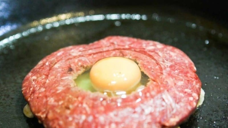 Κάνει μια τρύπα στον κιμά και ρίχνει μέσα αυγό - Το αποτέλεσμα είναι εξωπραγματικό!