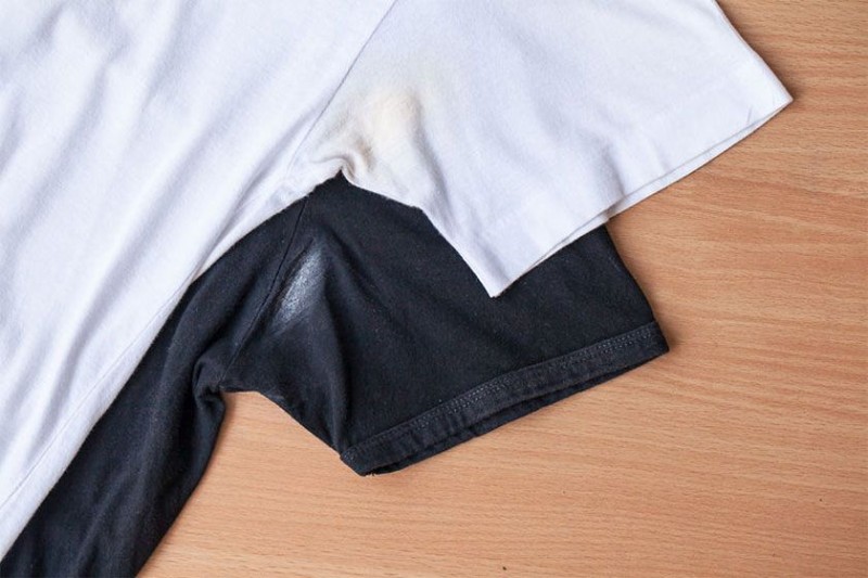 Λευκά σημάδια αποσμητικού στα ρούχα; Αυτοί είναι οι 7 τρόποι για να τα καθαρίσετε αποτελεσματικά