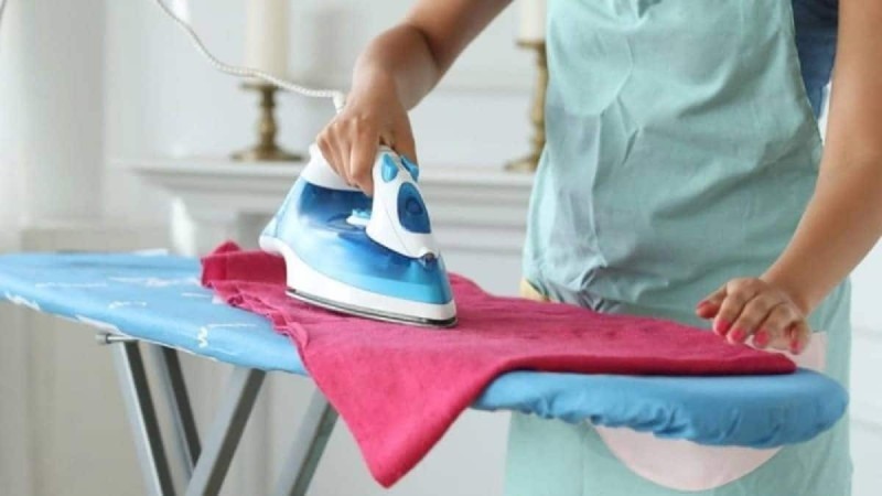 Το σιχαινόμαστε σχεδόν όλοι: Δοκιμάστε αυτό το κόλπο και δε θα σιδερώσετε ποτέ ξανά τα ρούχα σας!