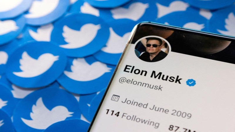 Ξάφνιασε τους πάντες ο Έλον Μασκ: «Παγώνει» την συμφωνία για την εξαγορά του Twitter