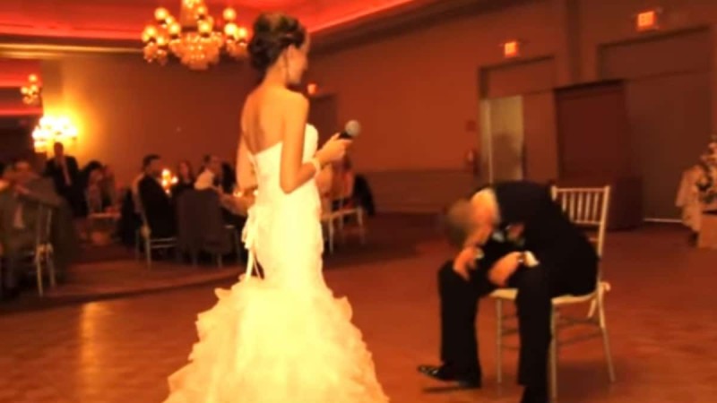 Ο γαμπρός δεν μπόρεσε να συγκρατήσει τα δάκρυά του, όταν κατάλαβε τι πήγε να κάνει η νύφη
