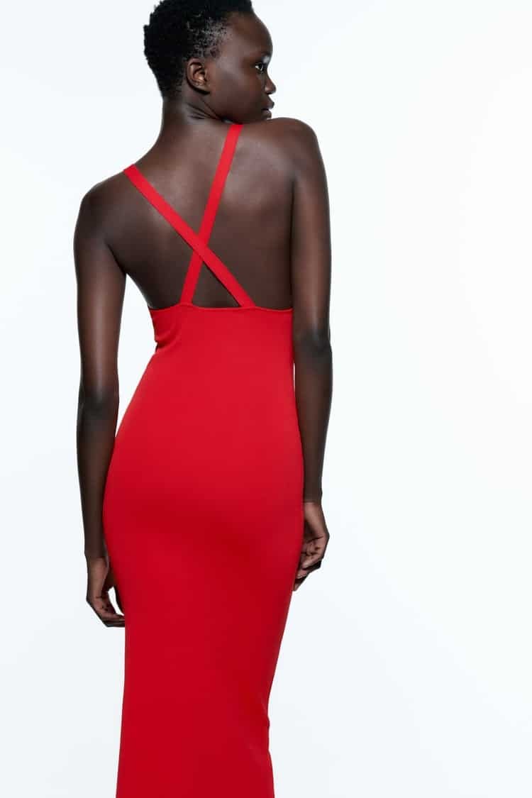 Το sexy κόκκινο φόρεμα στα Zara που κοστίζει 29,95 € και θα κλέψει τις εντυπώσεις