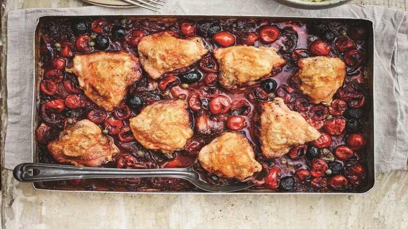 Δεν έχετε φάει πιο νόστιμο: Κοτόπουλο στον φούρνο με κόκκινο κρασί, ντοματίνια και ελιές