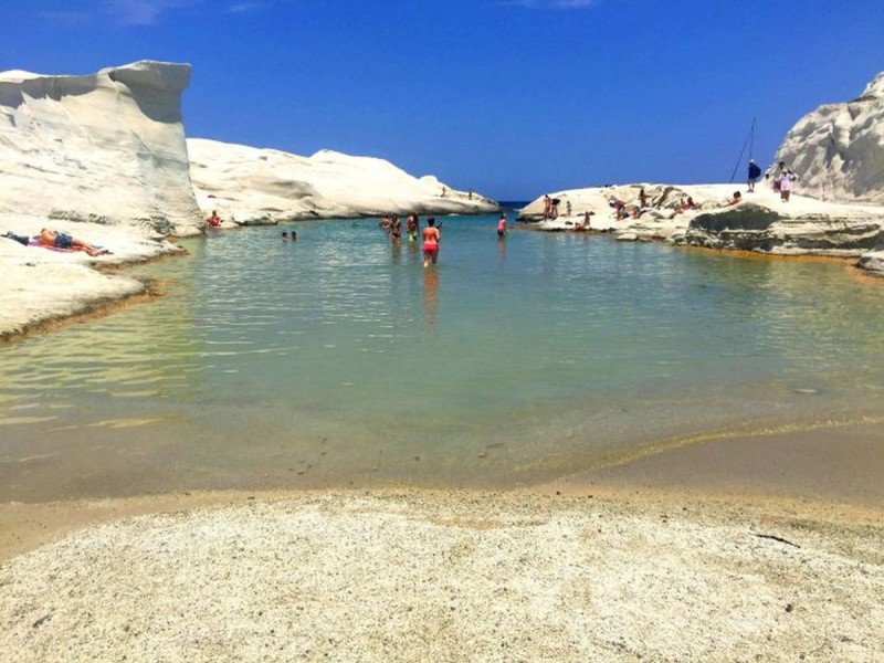 Γκαντεμιά: Η πανέμορφη παραλία σε ελληνικό νησί που όποιο ζευγάρι φωτογραφίζεται σ’ αυτήν χωρίζει!