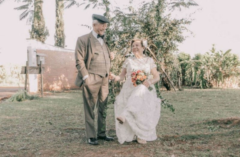 Αυτή η γιαγιά φόρεσε το νυφικό της 60 χρόνια μετά το γάμο της κι έβγαλε μια φωτογραφία - Ο λόγος θα σας συγκινήσει