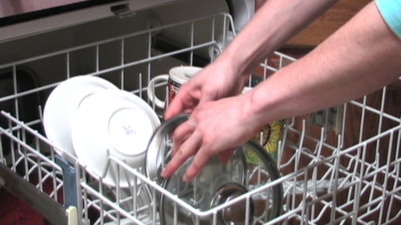 Απολύμανση σε χρόνο dt: Το απόλυτο κόλπο για να καθαρίσεις γρήγορα το πλυντήριο πιάτων