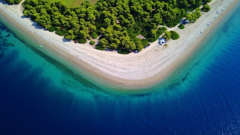 Θυμίζει τροπικό νησί: Κι όμως αυτή η εξωτική τεράστια παραλία βρίσκεται σε ένα γραφικό χωριό της Εύβοιας!