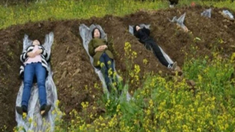 Αυτές οι γυναίκες ξαπλώνουν ζωντανές πάνω σε έναν τάφο - Μόλις δείτε το λόγο θα ανατριχιάσετε