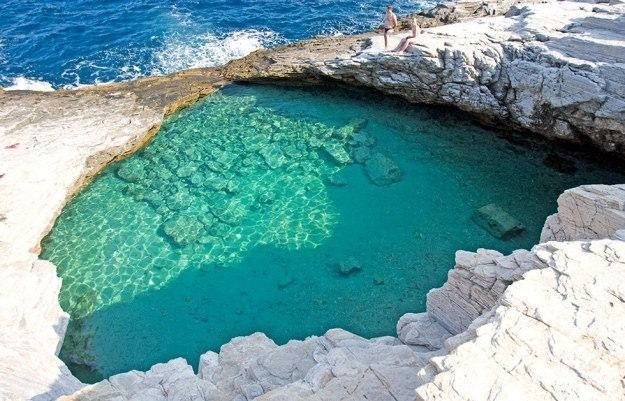 8 μέτρα από το έδαφος: Η πιο εντυπωσιακή φυσική πισίνα – παραλία του κόσμου βρίσκεται στην Ελλάδα!