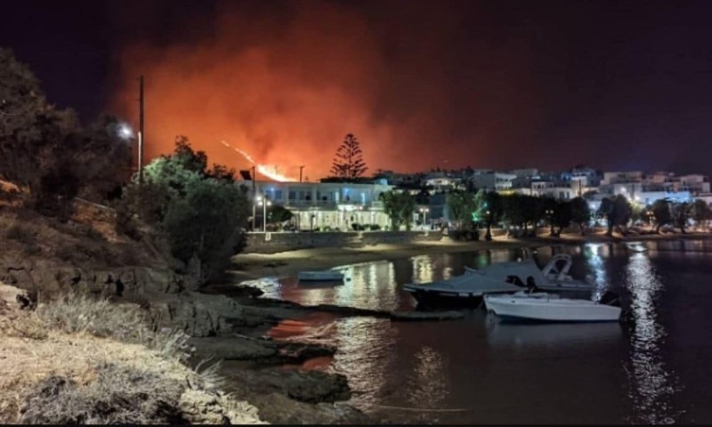 Πυρκαγιά στην Πάρο: Βελτιωμένη η εικόνα - Σώθηκε το μοναστήρι του Αγίου Αντωνίου