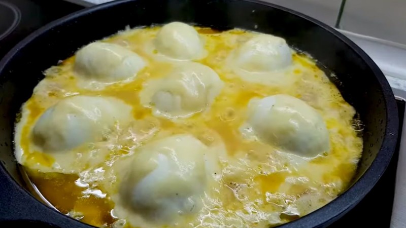 Βράζει τα αυγά και τα τοποθετεί στο τηγάνι με λαχανικά - Όταν προσθέσει το τυρί γίνεται η 