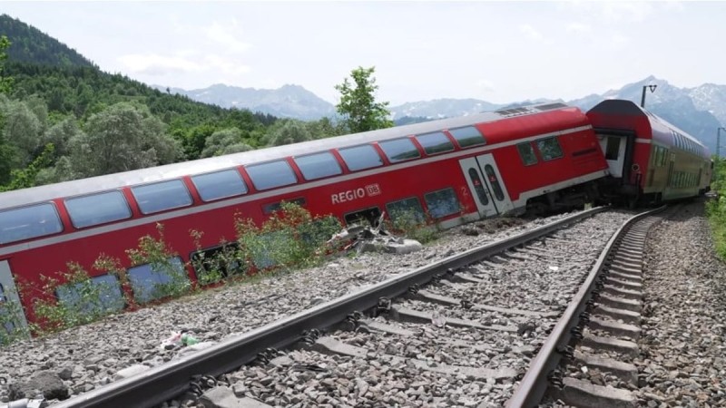 Τραγωδία στη Γερμανία: Εκτροχιάστηκε τρένο - Ένας νεκρός και πολλοί τραυματίες