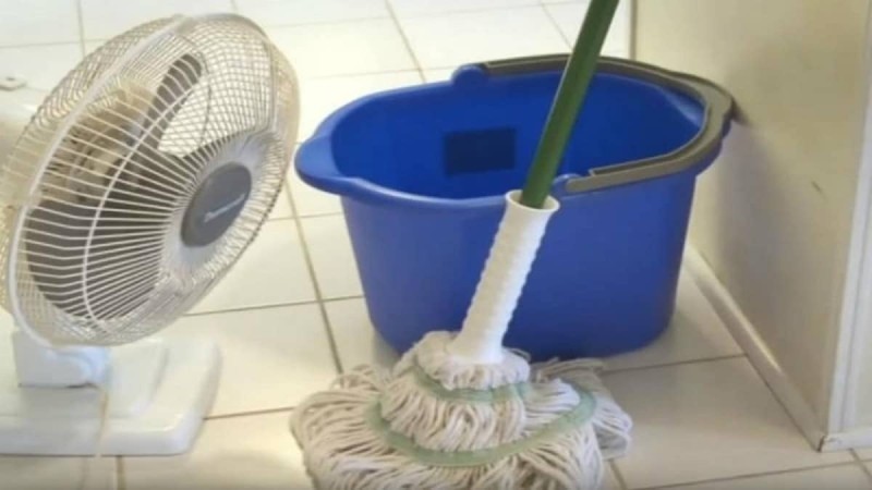 Κανένα αποσμητικό χώρου πλέον: Έτσι θα αρωματίσεις το σπίτι σου με ένα απλό σφουγγάρισμα!