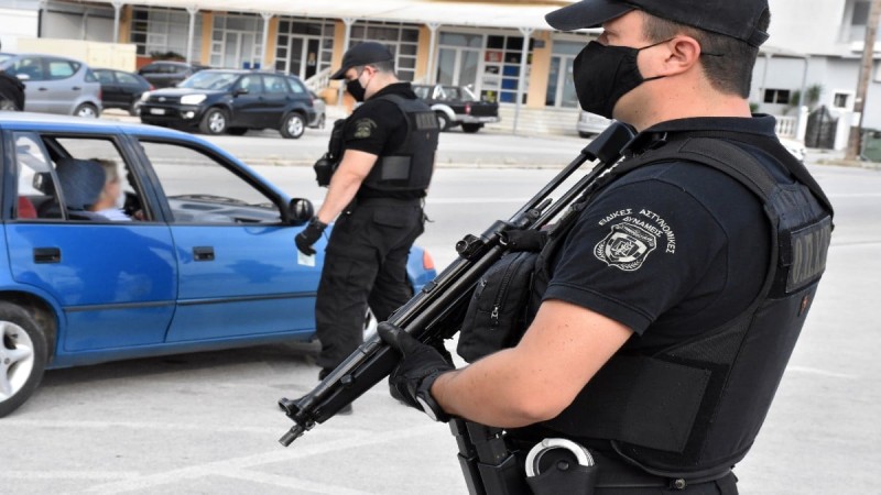 Θεσσαλονίκη: Φώναζε «βιάζουν τη γυναίκα μου» και πυροβολούσε - Η ετοιμόγεννη σύζυγός του και τα ναρκωτικά που εντοπίστηκαν στο σπίτι (video)