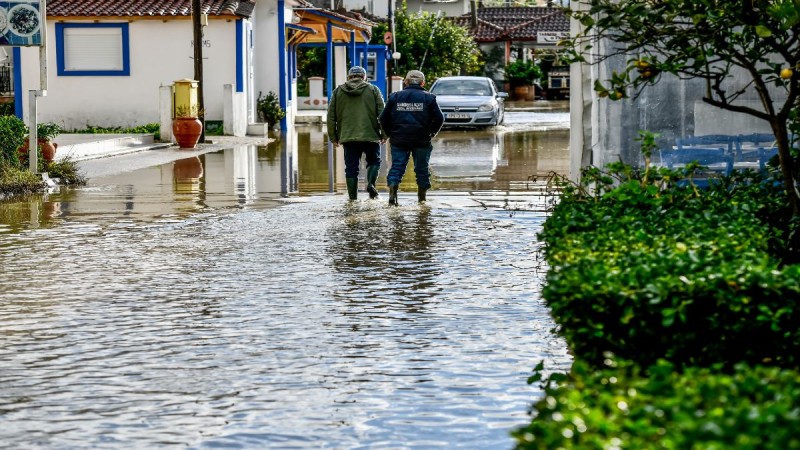 Αιφνίδιες πλημμύρες και μήνυμα από το «112» φέρνει η κακοκαιρία Genesis - «Μην μετακινείστε άσκοπα» (video)