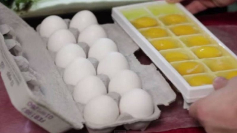 Ρίχνει αυγά μέσα σε μια παγοθήκη. Γιατί; To πιο έξυπνο κόλπο που είδατε ποτέ! (Video)