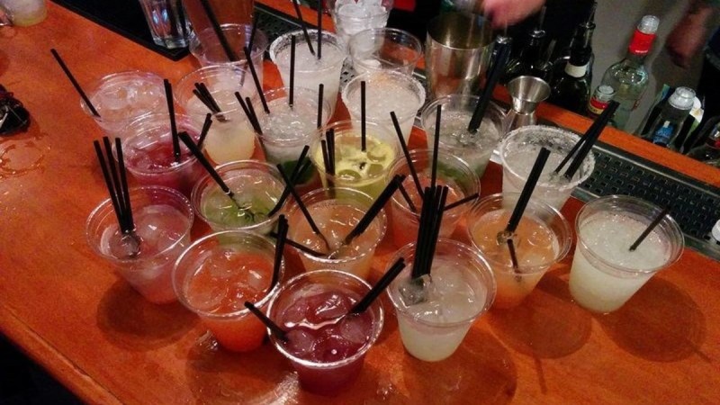AlcoHole: Cocktail στο χέρι και καλοπέραση στο φουλ!