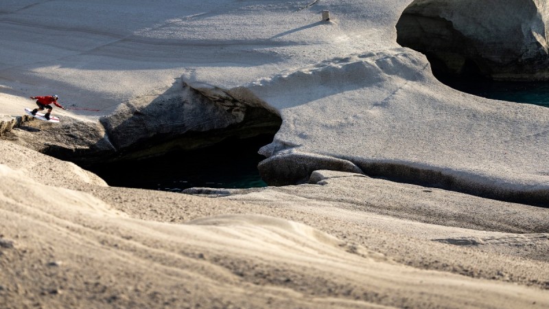 “Water on the moon': Το ονειρικό line του Νικόλα Πλύτα στο σεληνιακό τοπίο της Μήλου