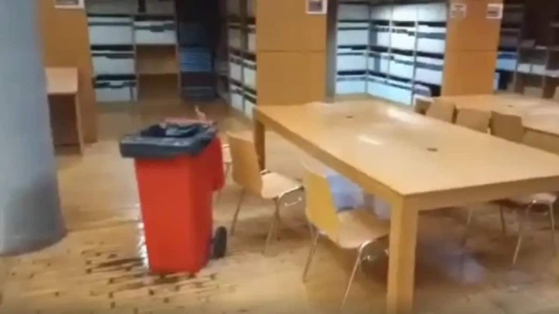 Τραγικές συνθήκες στο ΑΠΘ: Πλημμύρισε και η βιβλιοθήκη από τη βροχή - Νερά έσταζαν από το ταβάνι (Video)