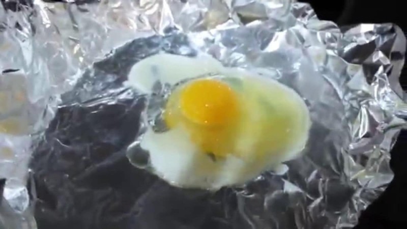 Βάζει στο φούρνο αλουμινόχαρτο και ρίχνει αυγά - Ο απίστευτος λόγος πίσω από αυτή του την πράξη!
