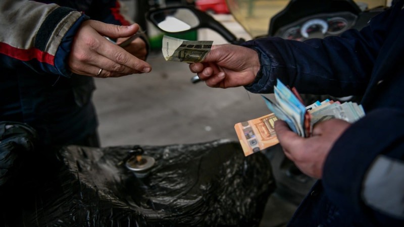 «Φρένο» στο ράλι βενζίνης και πετρελαίου: Έρχεται τον Ιούλιο το «Fuel Pass 2» με επίδομα έως και 60 ευρώ - Τα νεότερα για την ενίσχυση του καλοκαιριού (video)