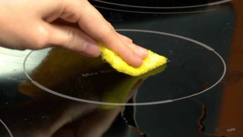 Κάντε την λαμπίκο: Έτσι θα αφαιρέσετε το λιωμένο πλαστικό από την κεραμική εστία της κουζίνας