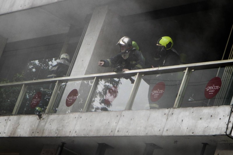 Φωτιά στη Γλυφάδα: Κατάστημα εστίασης έχει παραδοθεί στις φλόγες