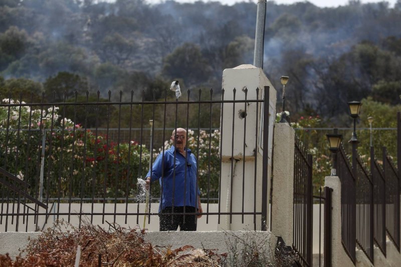 Υπό έλεγχο η φωτιά στην Αρτέμιδα (Photos - Video)