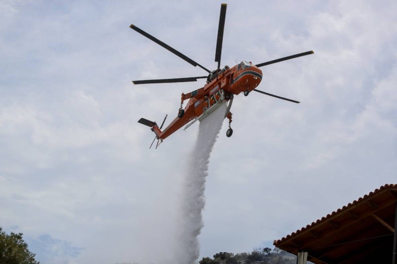 Υπό έλεγχο η φωτιά στην Αρτέμιδα (Photos - Video)