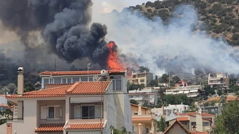 Φωτιά στη Λούτσα - Κοντά στα σπίτια οι φλόγες!