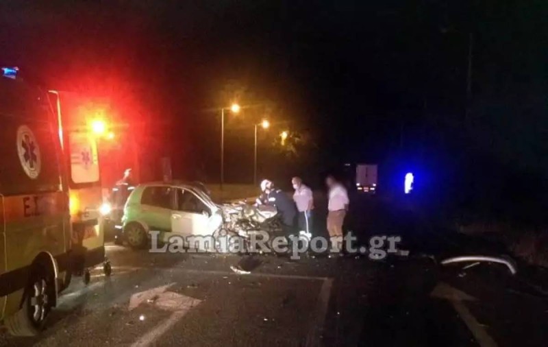Σοκαριστικό τροχαίο στη Λαμία: Νεκρός ο οδηγός – Άμορφη μάζα το αυτοκίνητο το οποίο καρφώθηκε σε φορτηγό (Photos - Video)