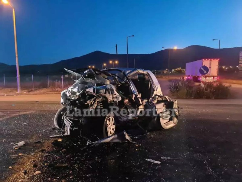Σοκαριστικό τροχαίο στη Λαμία: Νεκρός ο οδηγός – Άμορφη μάζα το αυτοκίνητο το οποίο καρφώθηκε σε φορτηγό (Photos - Video)