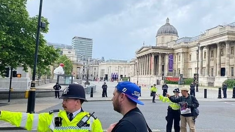 Τρόμος στο Λονδίνο: Σήμανε συναγερμός - Εκκενώθηκε πλατεία λόγω ύποπτου πακέτου (video)