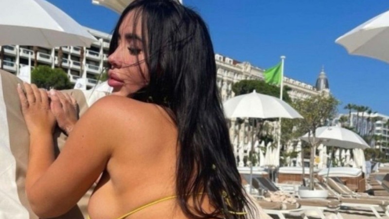 Κόλαση στο ίσιωμα με Αλβανίδα influencer - Ολόγυμνη η απίστευτη πίσω όψη της!