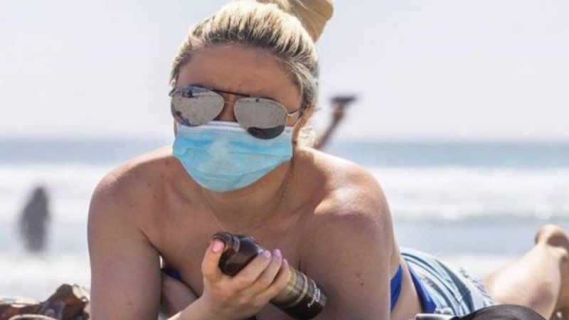 «Μάσκες στην παραλία»: Ποια είναι υποπαραλλαγή που είναι 4 φορές πιο ισχυρή από γρίπη! Τα 8 συμπτώματα