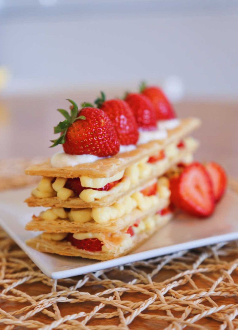«Κολασμένο» μιλφέιγ γλυκό ψυγείου με μαριναρισμένες φράουλες, κρέμα τυριού και αμύγδαλα