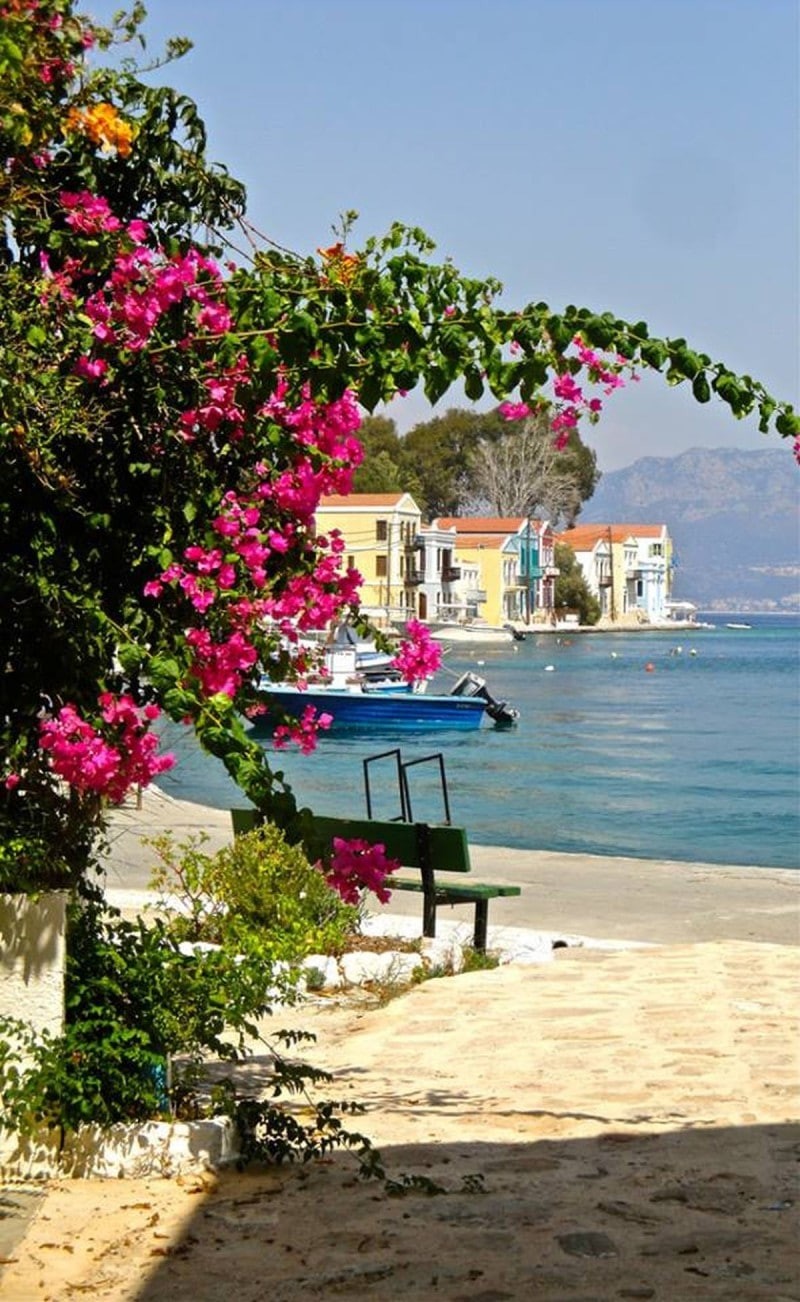 Το ελληνικό νησί με την απερίγραπτη ομορφιά που δεν έχει ούτε... παραλίες αλλά ούτε και αυτοκίνητα!